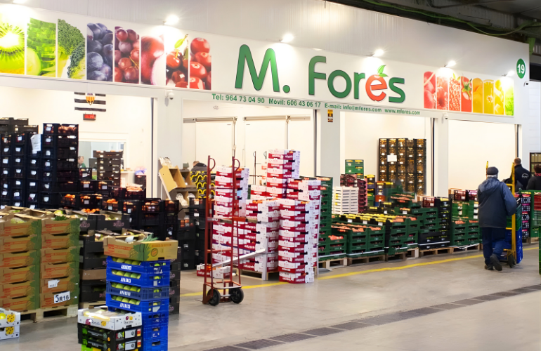 Paradas de frutas y verduras frescas en Mercado Forés Castellón