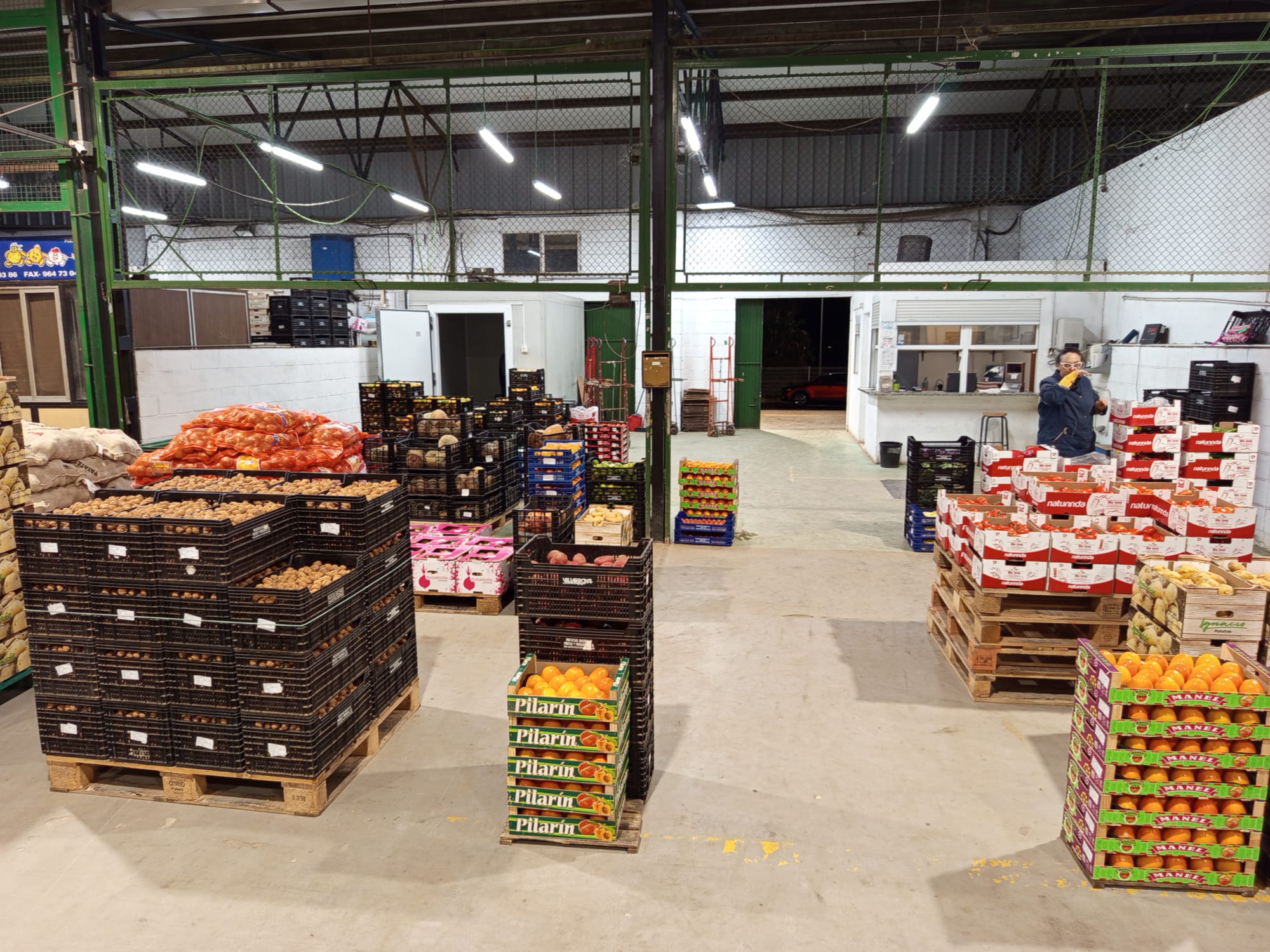Stands de frutas y verduras frescas de Verduras Pitarch en mercados de Valencia y Castellón